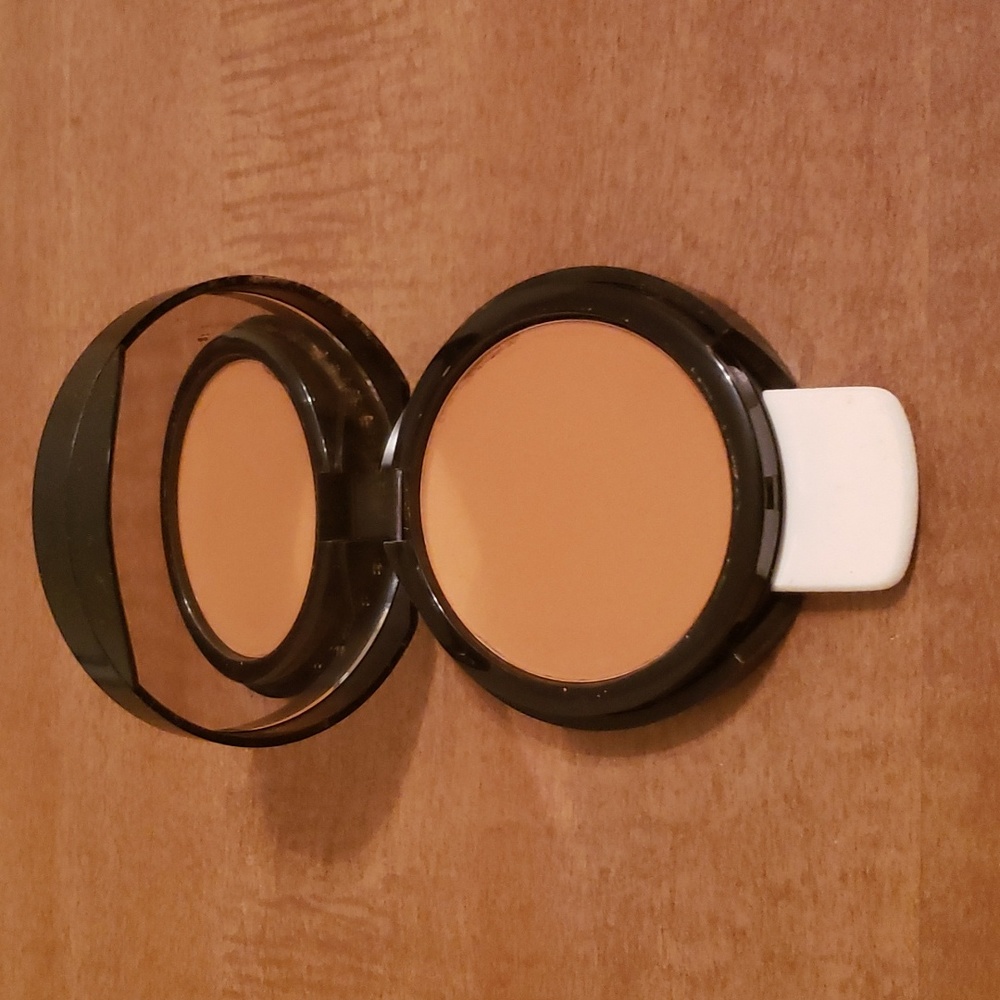Younique pressed powder foundation